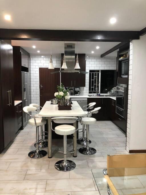Red Cascade - Luxury 4 Bedrooms -Solar And Aircons Hartbeespoort Exterior foto